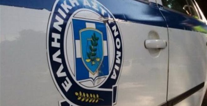 Άνδρας απειλεί να αυτοκτονήσει στο Μοναστηράκι