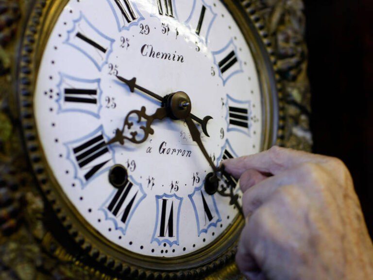Αλλάζει η ώρα την Κυριακή – Μία ώρα μπροστά θα γυρίσουν τα ρολόγια