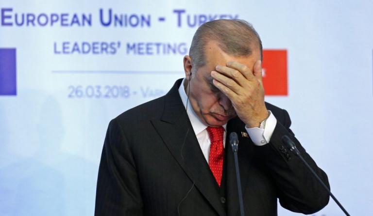 Πανικός Ερντογάν: «Βγάλτε τα ευρώ και τα δολάρια απ’ το μαξιλάρι…»