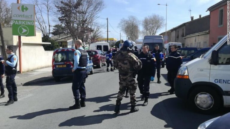 Ομηρία στη Γαλλία: Νεκρός ο αστυνομικός που αντάλλαξε τη θέση του με τους ομήρους