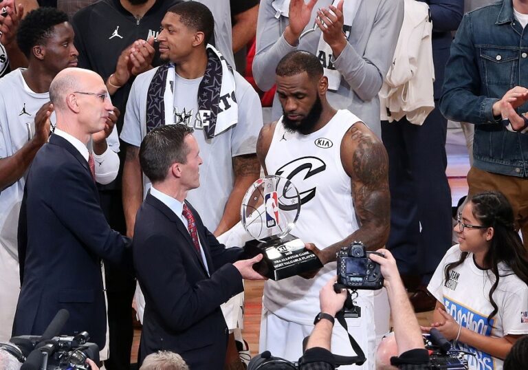 Το «δώρο» του ΛεΜπρόν που έκανε έναν πιτσιρικά να κλάψει (vid)