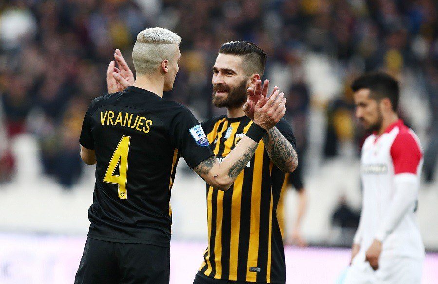 Λιβάγια : Γυμνός στους δρόμους της Γλυφάδας και κιτρινόμαυρη παρέα (vid)