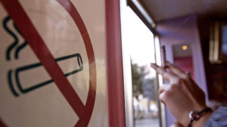 Έρχονται τσουχτερά προστίματα για το κάπνισμα στο δημόσιο τομέα