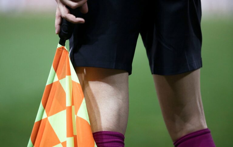 Φίλαθλος σε ρόλο βοηθού διαιτητή!