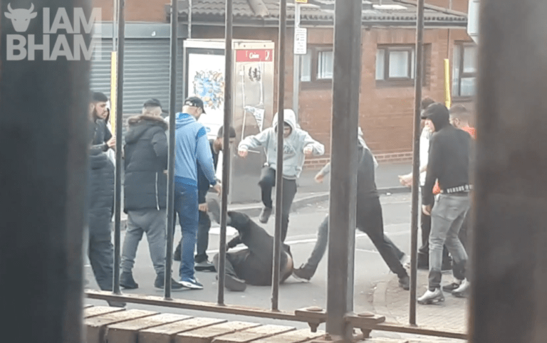 Πανικός – Έβγαλε ματσέτα έξω απ΄το γήπεδο της Άστον Βίλα! (vid)