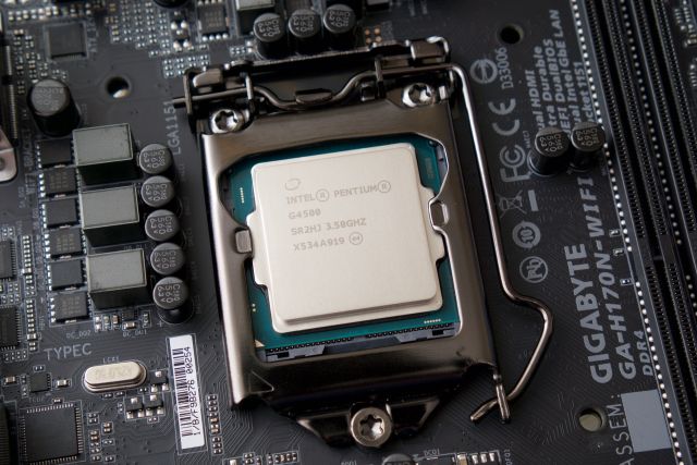 Scanning για ιούς προκειμένου να βελτιώσει τις επιδώσεις βάζει η Intel στα μηχανήματά της