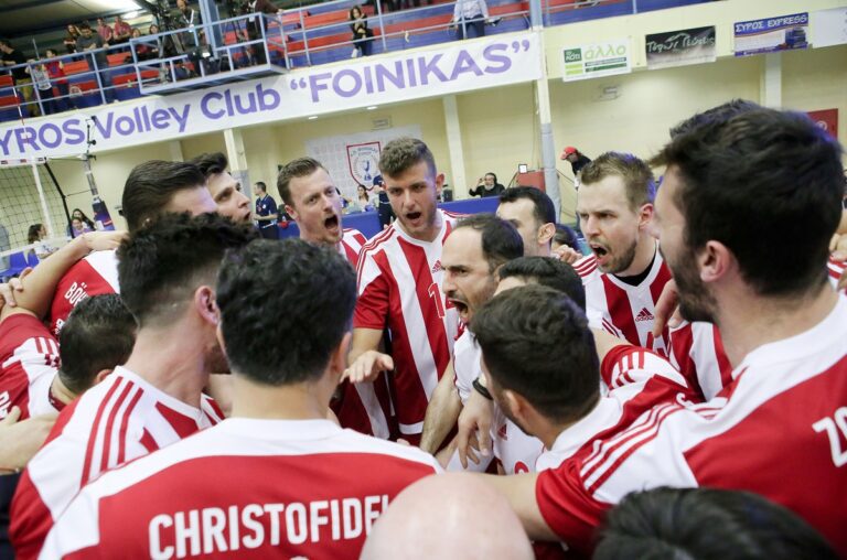 Πάει για «θρυλική» διπλή ανατροπή