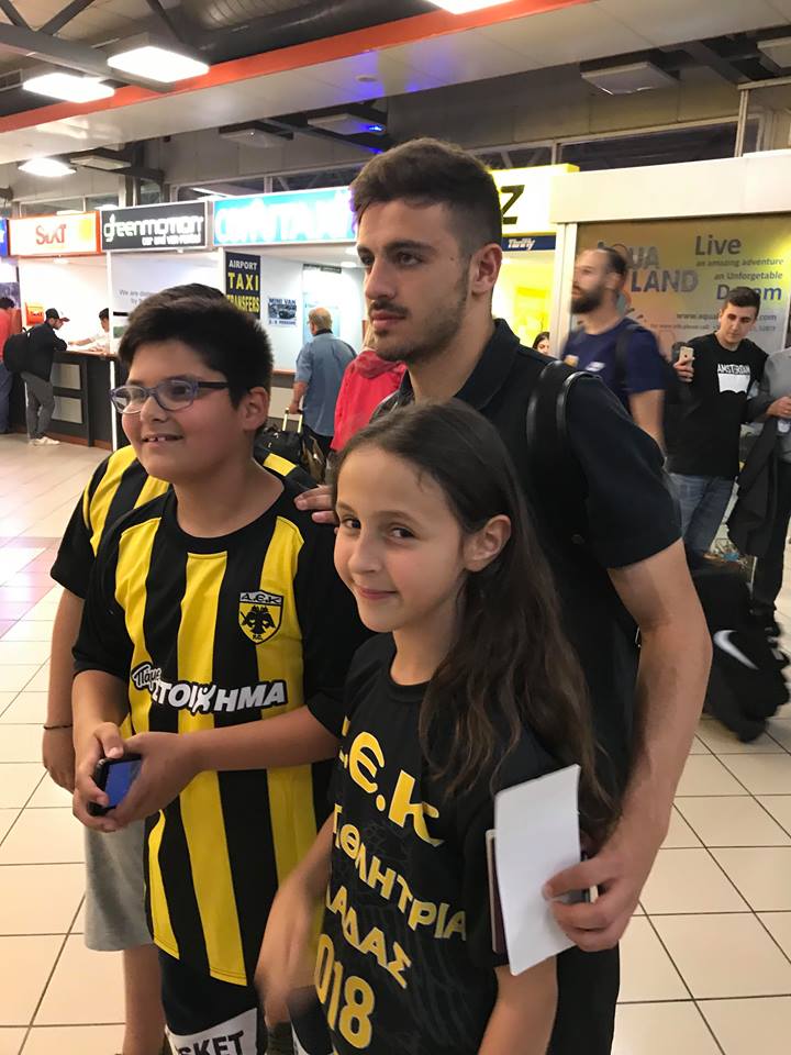 Αποθέωση για ΑΕΚ σε γήπεδο και αεροδρόμιο (pics)