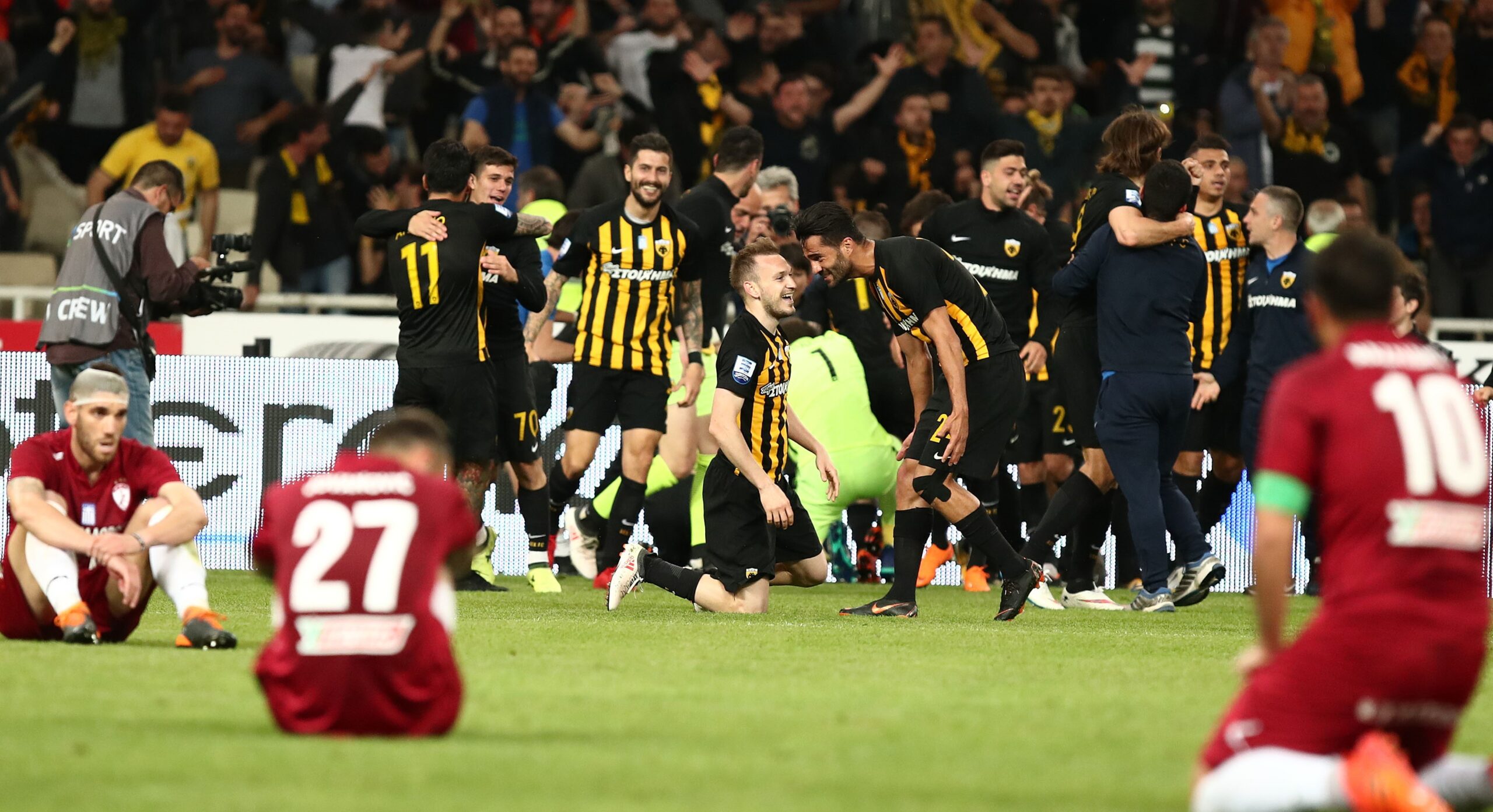 Αυτό είναι το ποδόσφαιρο: Το κοντράστ στο ΟΑΚΑ (vid)