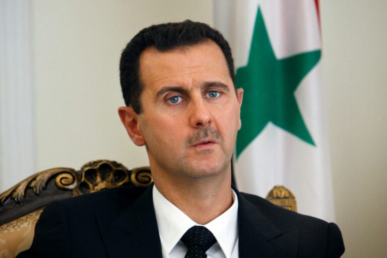 Ο Άσαντ πάει για δουλειά με κουστούμι μετά την επίθεση στη Συρία (vid)