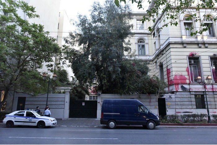 Επίθεση με μπογιές στη γαλλική πρεσβεία: Συνελήφθη 22χρονος