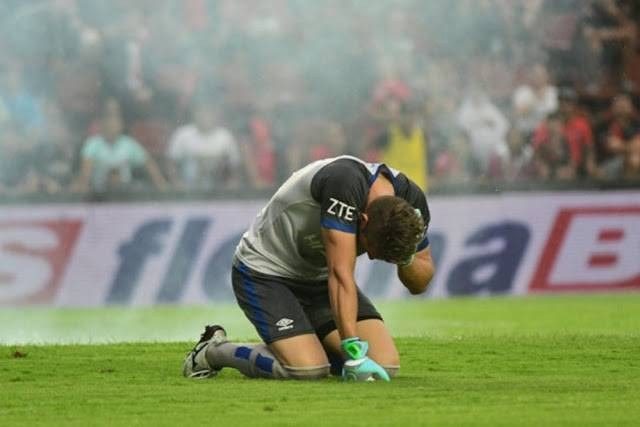 Κροτίδες και διακοπή στο Κολόν-Βέλες (vid)