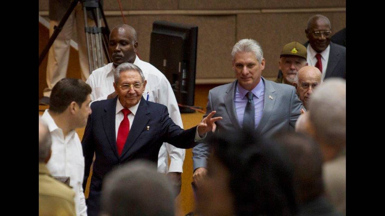 Τέλος εποχής για την Κούβα – Ο Κάστρο μεταβίβασε την προεδρία