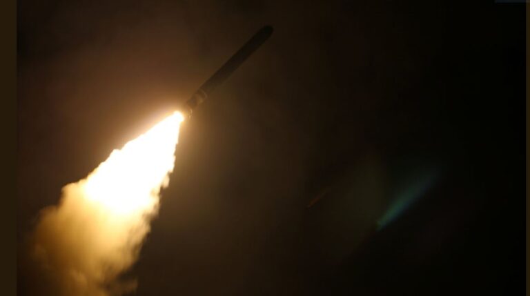 105 πύραυλοι χτύπησαν συνολικά τη Συρία
