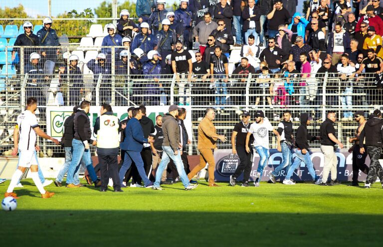 «Ντου» οπαδών του ΟΦΗ στα Περιβόλια (vid)