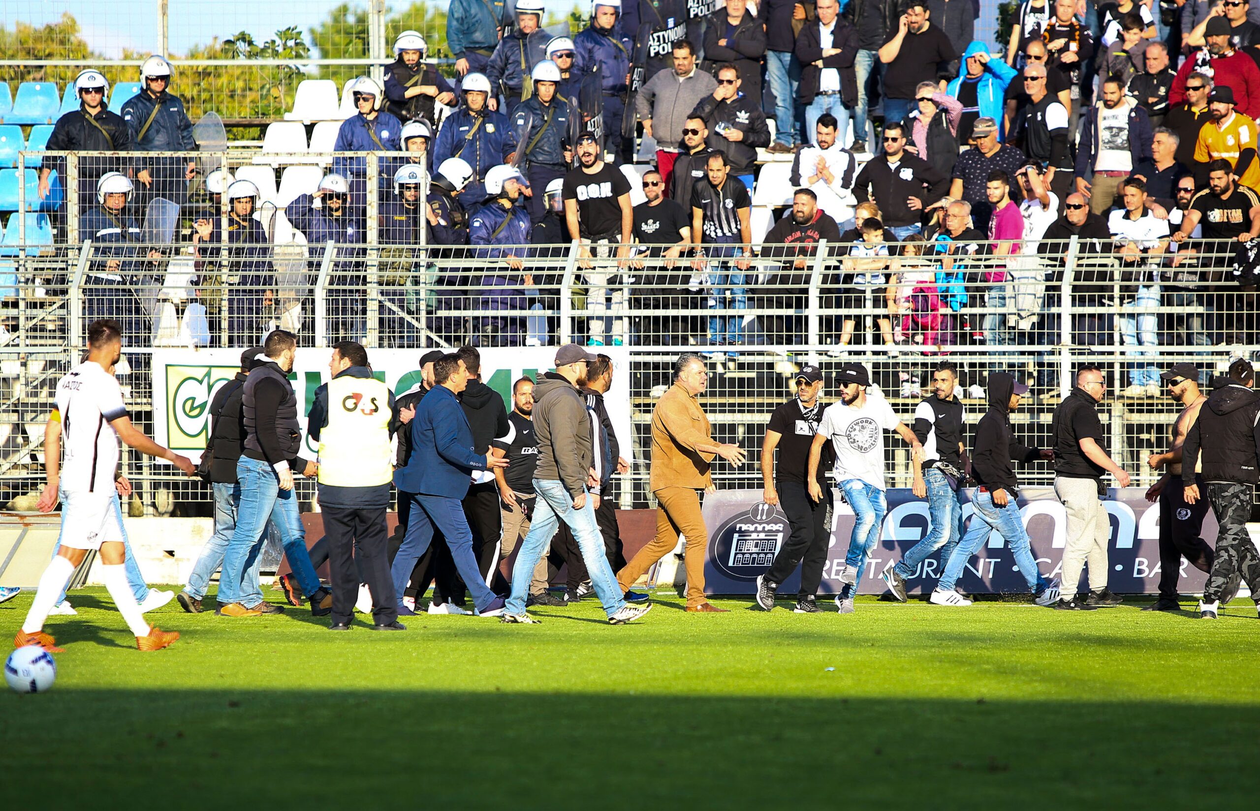 «Ντου» οπαδών του ΟΦΗ στα Περιβόλια (vid)