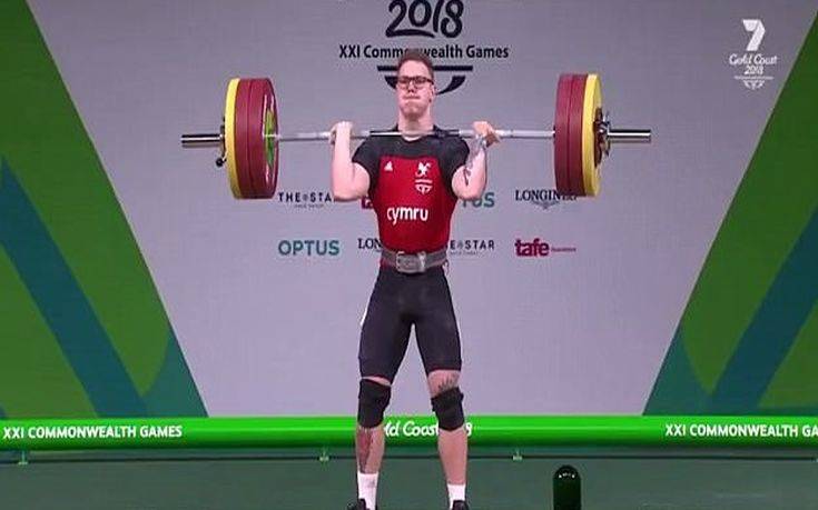 Η ανατριχιαστική στιγμή που αρσιβαρίστας καταρρέει και αρχίζει τους σπασμούς… (vid)