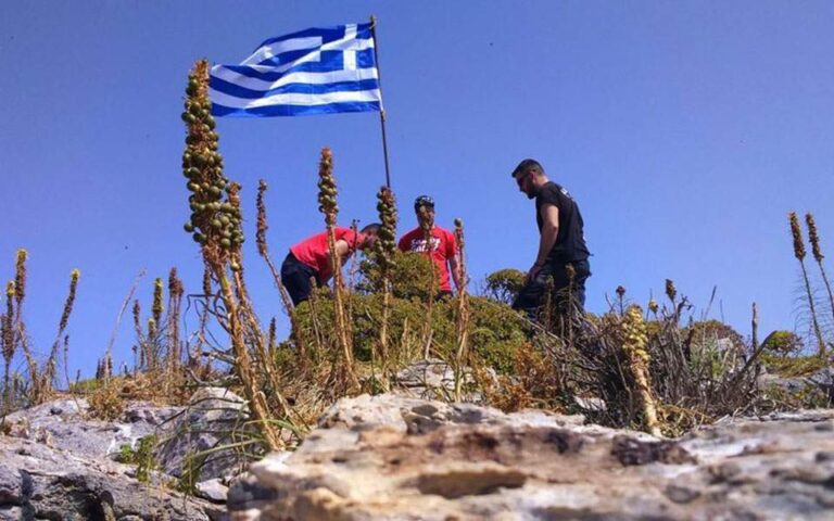 «Προς τιμήν του Γιώργου  Μπαλταδώρου» υψώθηκαν οι ελληνικές σημαίες στις βραχονησίδες (vid)