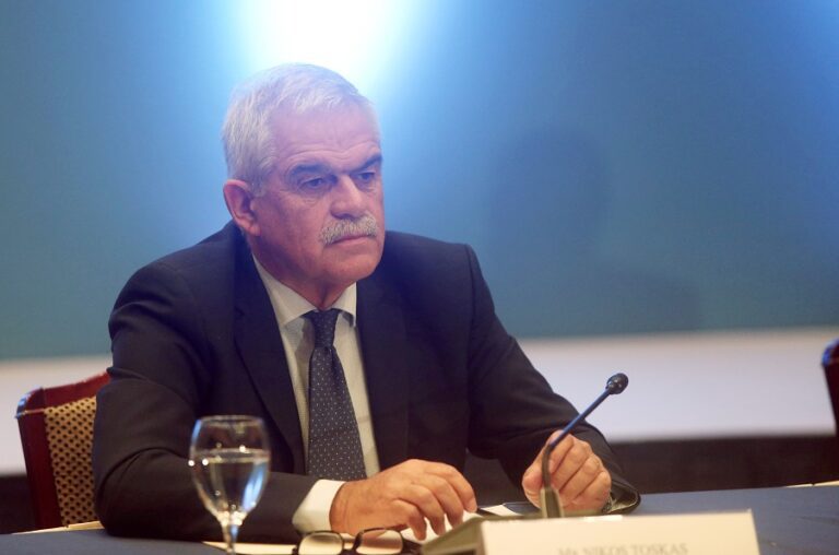 Τόσκας: Παίρνει αστυνομικούς από επισήμους και γραφεία και τους βγάζει στο δρόμο