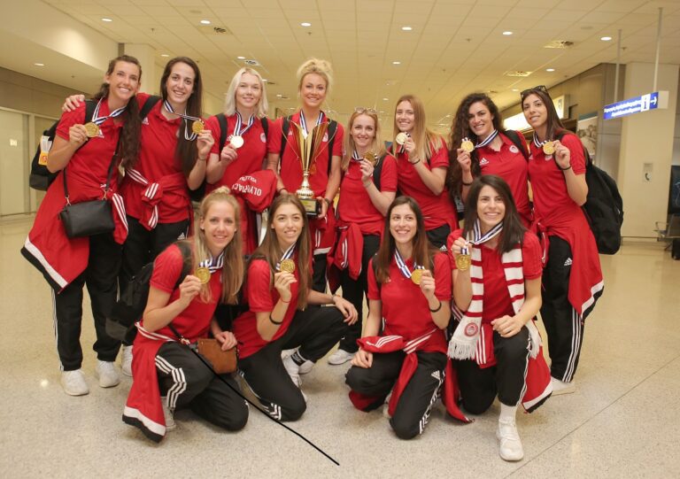 Το photo story από την άφιξη των κοριτσιών του Ολυμπιακού (pics)