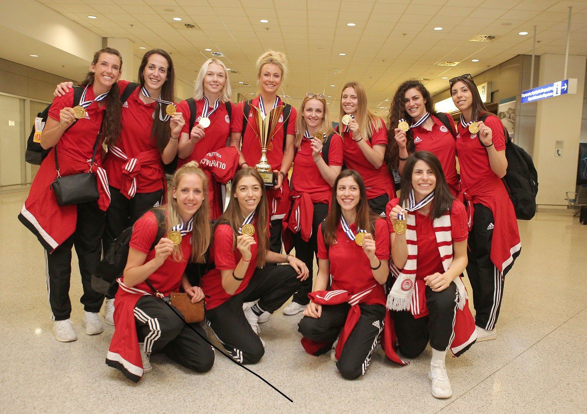 Το photo story από την άφιξη των κοριτσιών του Ολυμπιακού (pics)