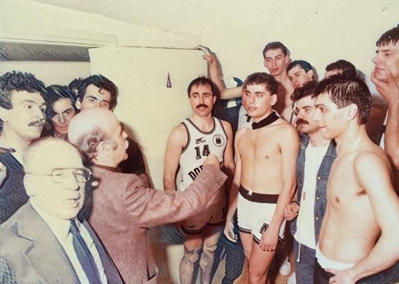 Ντοκουμέντο: Ο αείμνηστος Παντελάκης στα αποδυτήρια του Κυπελλούχου ΠΑΟΚ