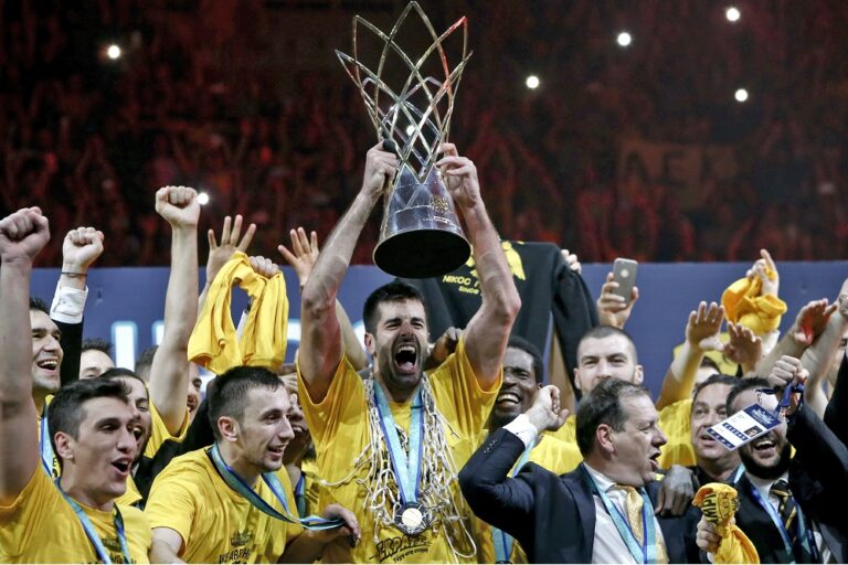 Η στιγμή της απονομής στην ΑΕΚ (vid)