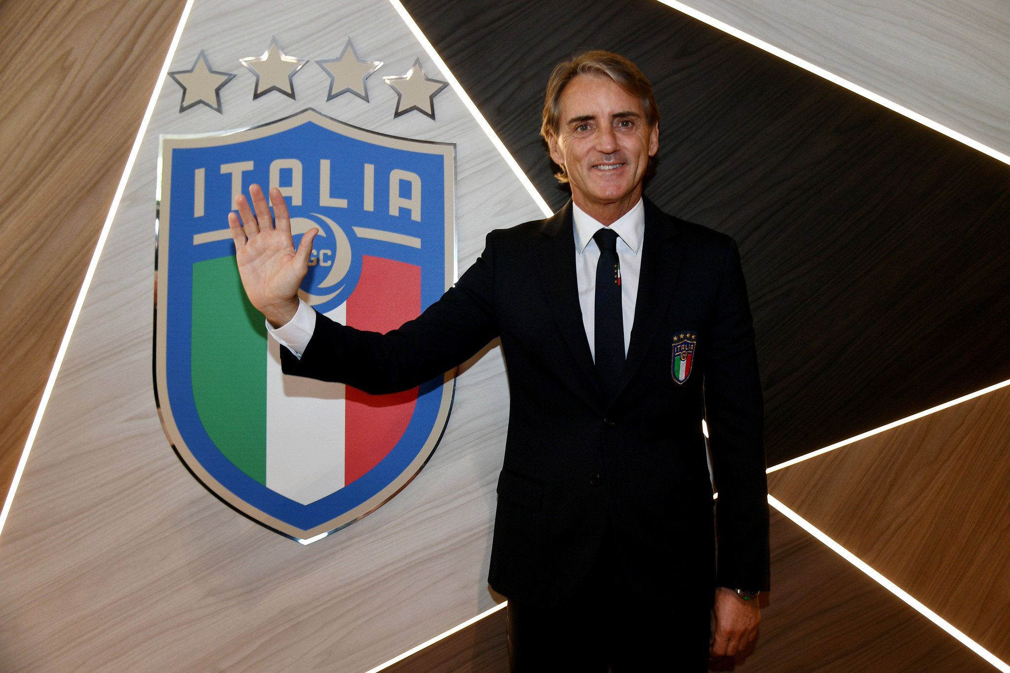 Μαντσίνι: «Θέλουμε παίκτες-προπονητές»