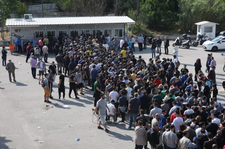 Παράκρουση: Οι οπαδοί της ΑΕΚ «σηκώνουν» το ΟΑΚΑ για ένα εισιτήριο (pics)