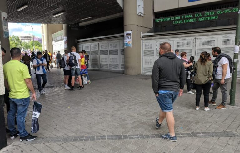 «Πάρτι» έξω από το «Σαντιάγκο Μπερναμπέου» (pics+vids)