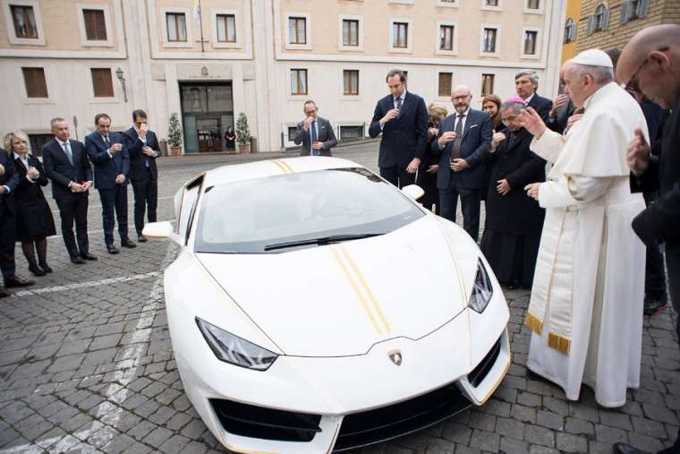 Lamborghini Huracán:Το δώρο για τον Πάπα που πουλήθηκε 715.000 ευρώ