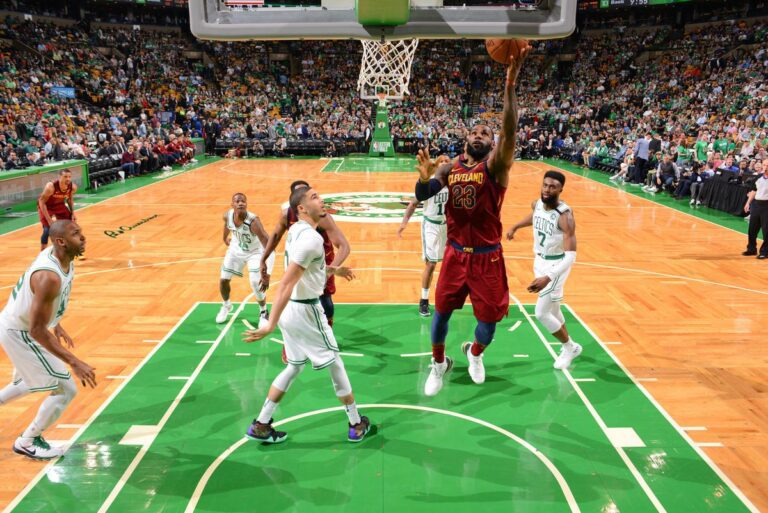 Η «βασιλική» εμφάνιση του ΛεΜπρόν στη Βοστώνη! (vid)