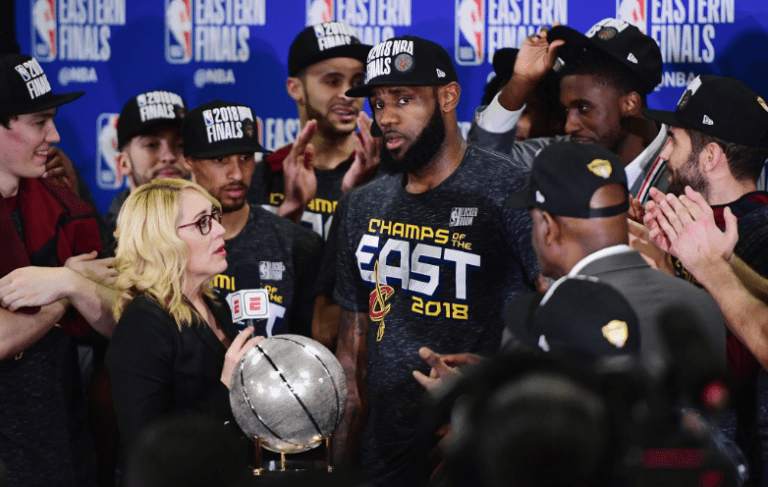 Ο ΛεΜπρόν έδειξε τον σεβασμό του (vid)