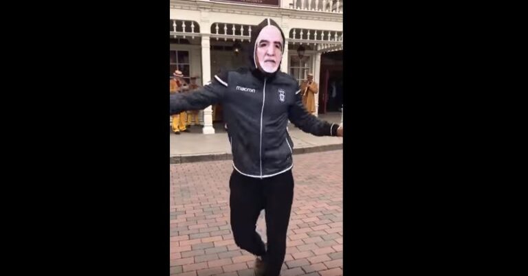 Με μάσκα Σαββίδη και στην Disneyland ο Μάτος (vid)