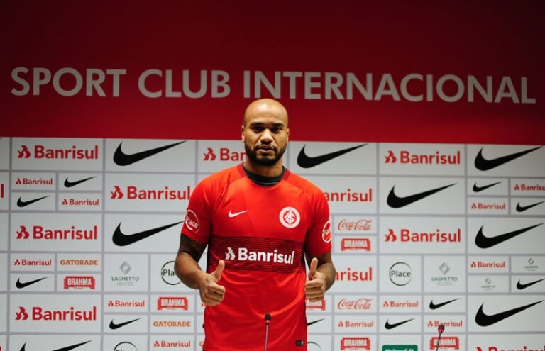 Ασφυκτικό πρέσινγκ για Μολέντο!