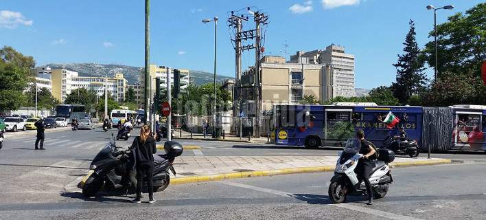 Μπουκάλια σε αυτοκίνητα πέταξαν οπαδοί του ΠΑΟΚ!