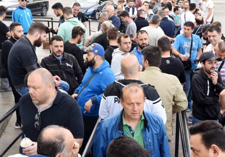 Χαμός στην Τούμπα για ένα εισιτήριο του τελικού! (pics)