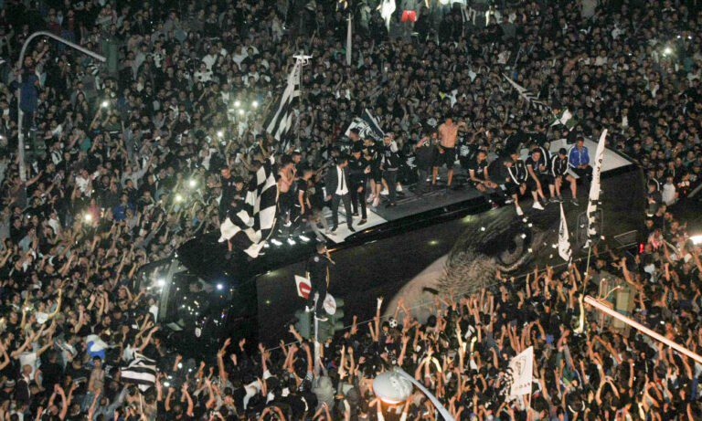 ΠΑΟΚ: Της έκανε πρόταση γάμου στον Λευκό Πύργο! (vid)