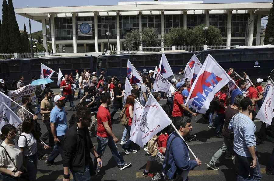 Εργατική Πρωτομαγιά:Κορυφώνονται οι συγκεντρώσεις-Εντάσεις στο κέντρο της Αθήνας