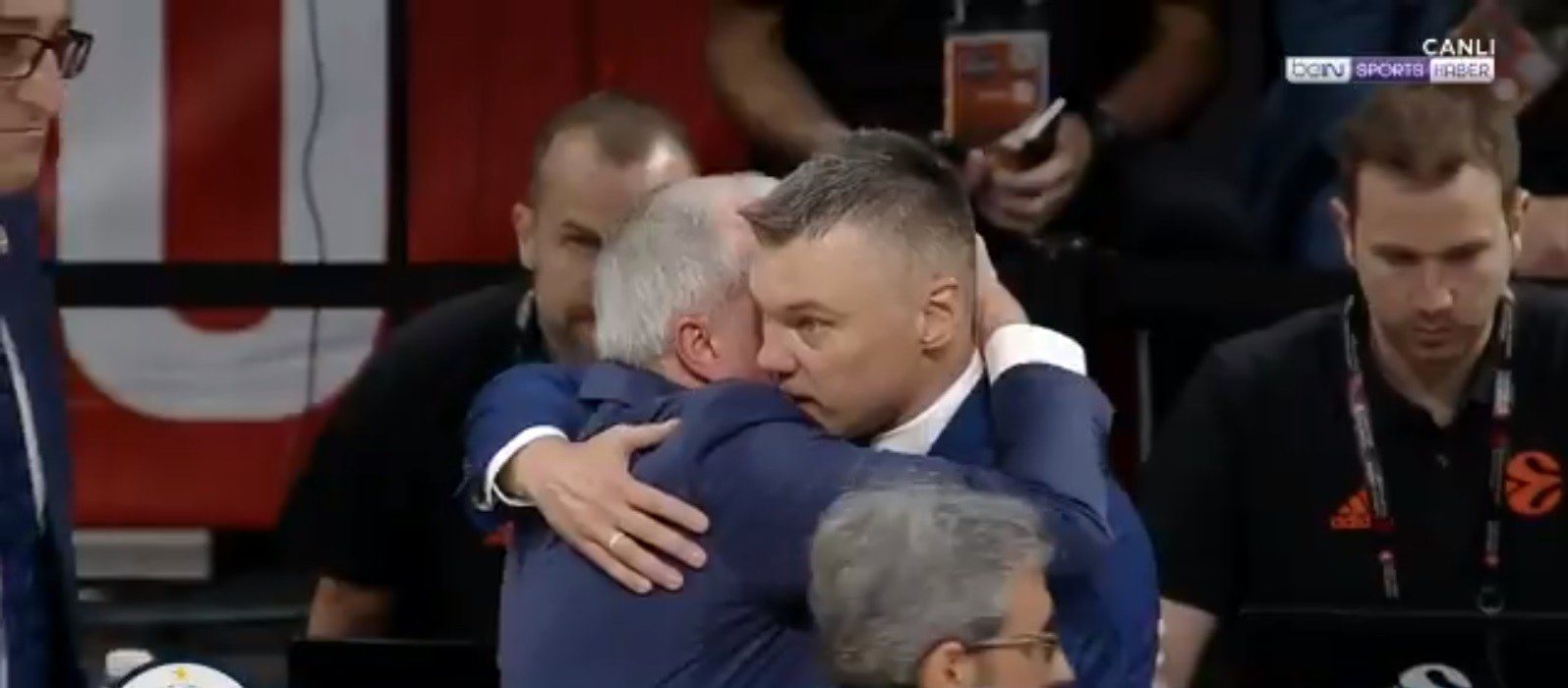 Η… αγκαλιά παρηγοριάς του Ζοτς στον Σάρας