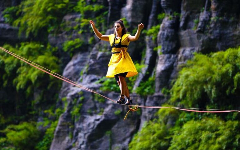 Απίθανος διαγωνισμός ακροβασίας σε τεντωμένο σχοινί με… ψηλοτάκουνα! (vid)