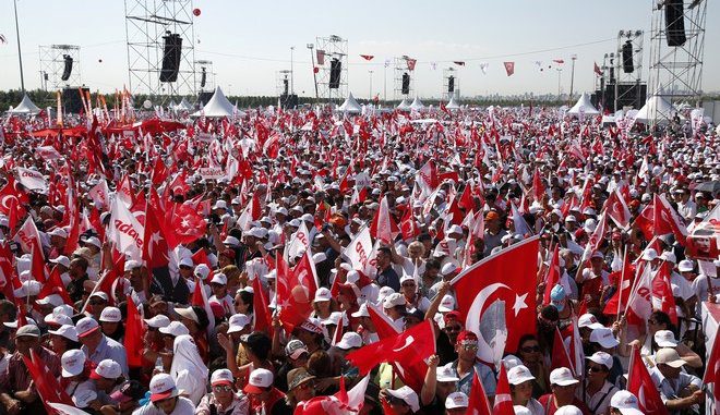 Οι αντίπαλες συμμαχίες εθνικιστών στις εκλογές στην Τουρκία και ο ρόλος των Κούρδων