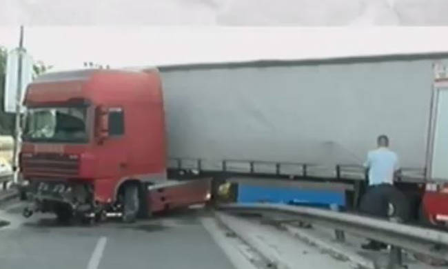 Σοκαριστικό βίντεο από τη στιγμή του τροχαίου στον Κηφισό (vid)