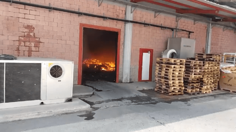 Ξάνθη: Συγκλονιστικό βίντεο από το φλεγόμενο εργοστάσιο της Sunlight