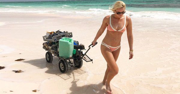 Η οικολόγος Βον, καθαρίζει παραλίες (pic)