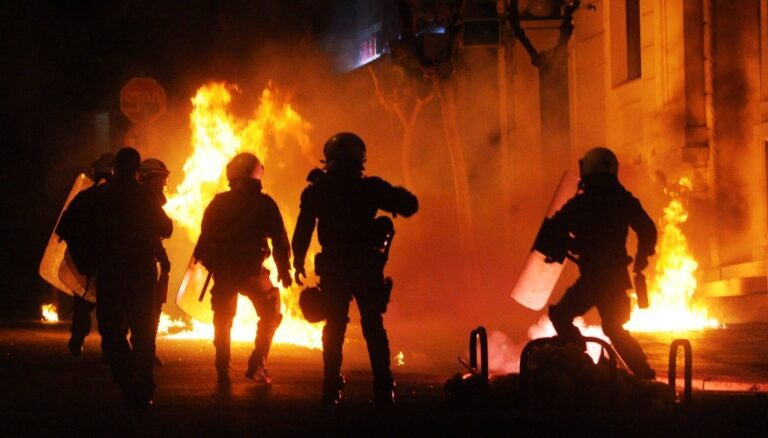 Επεισόδια και στην Πλατεία Κάνιγγος με οπαδούς και αστυνομικούς! (vids + pics)