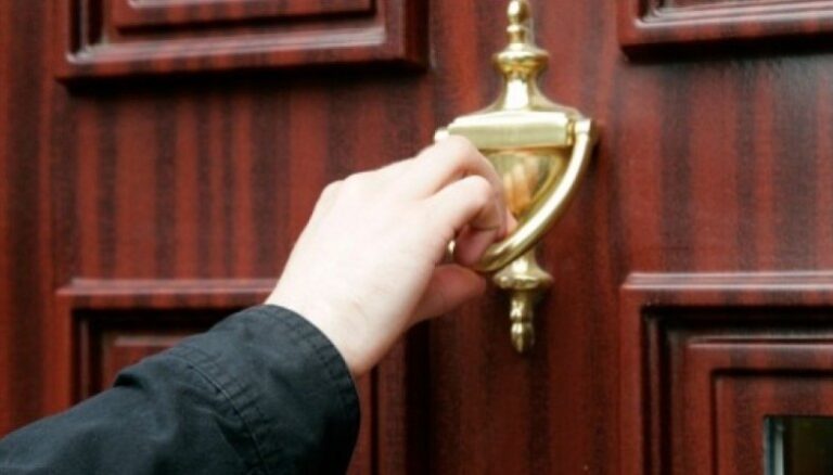 Ψάχνει απεγνωσμένα για δουλειά