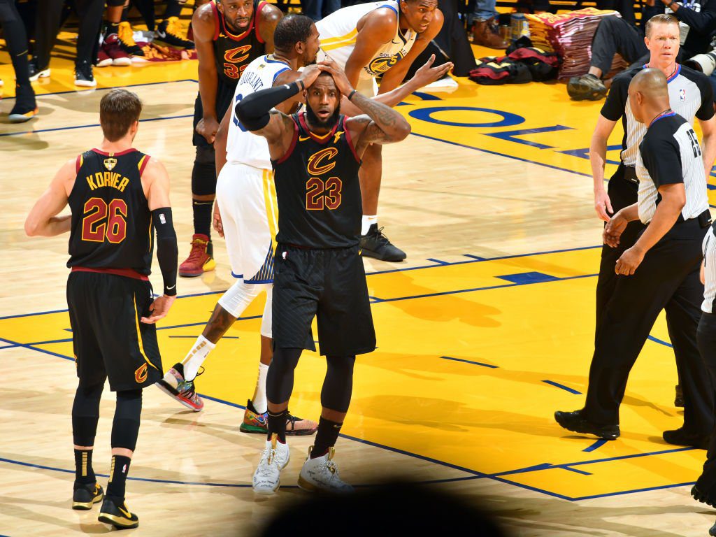 Σκεπτικός στο σημείο της γκάφας ο ΛεΜπρόν (vid)