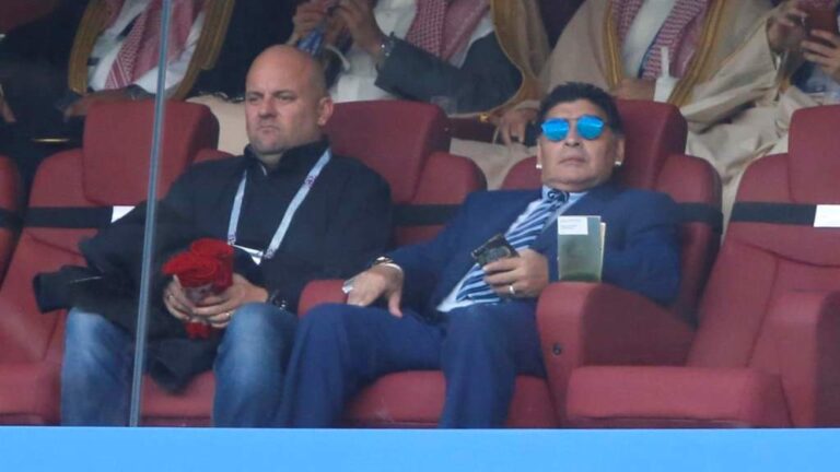 «Έφαγε» πόρτα ο Μαραντόνα! (vid)