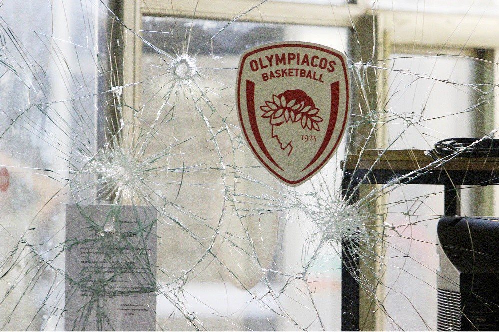 Μεγάλη ένταση και συλλήψεις στο ΣΕΦ, εγκλωβισμένη η «πράσινη» αποστολή (UPD-pics)